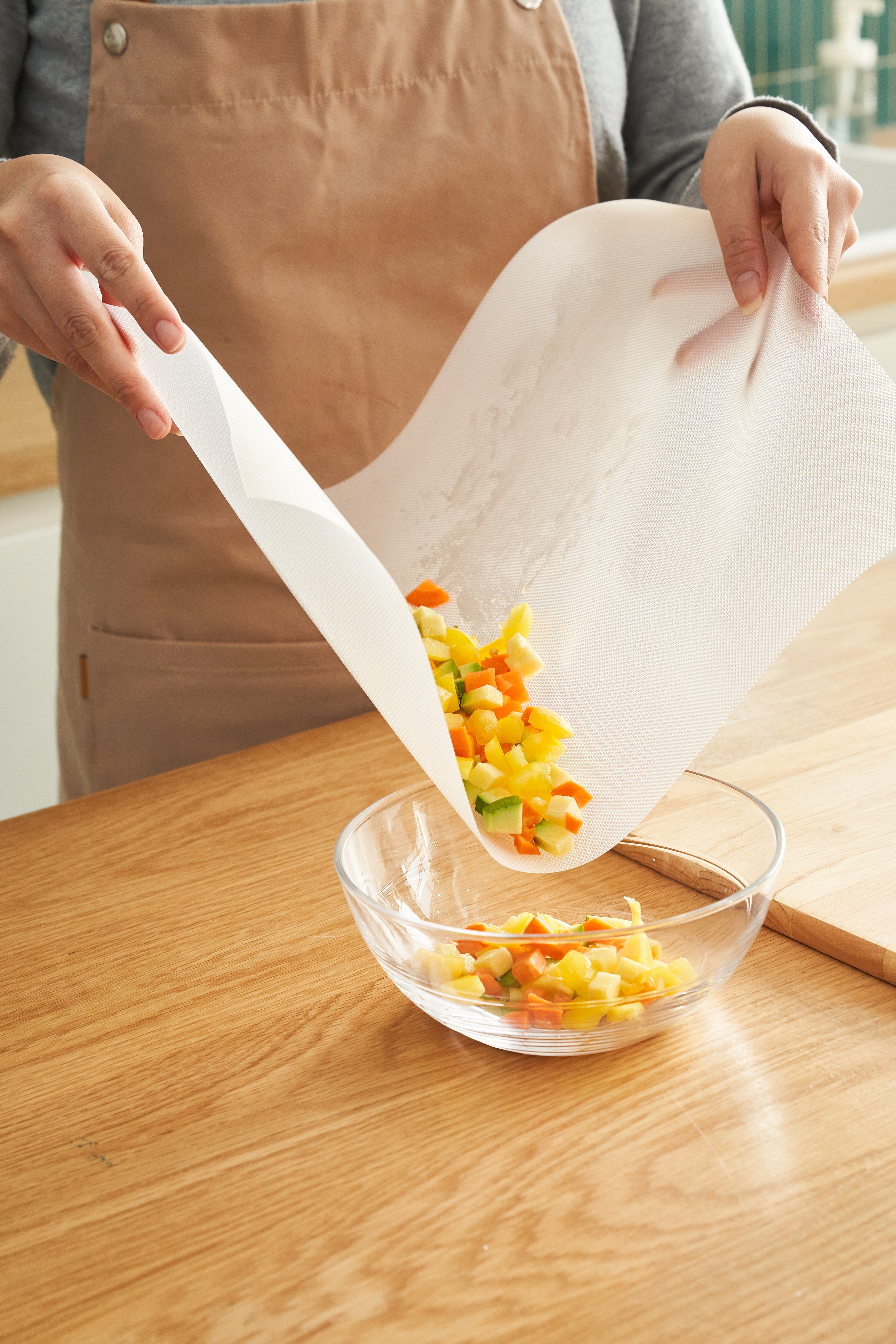 D. [EZ'n]  Daily Bubble Dish Scrubber 9 rolls + Slide Cutting Board  &Gift