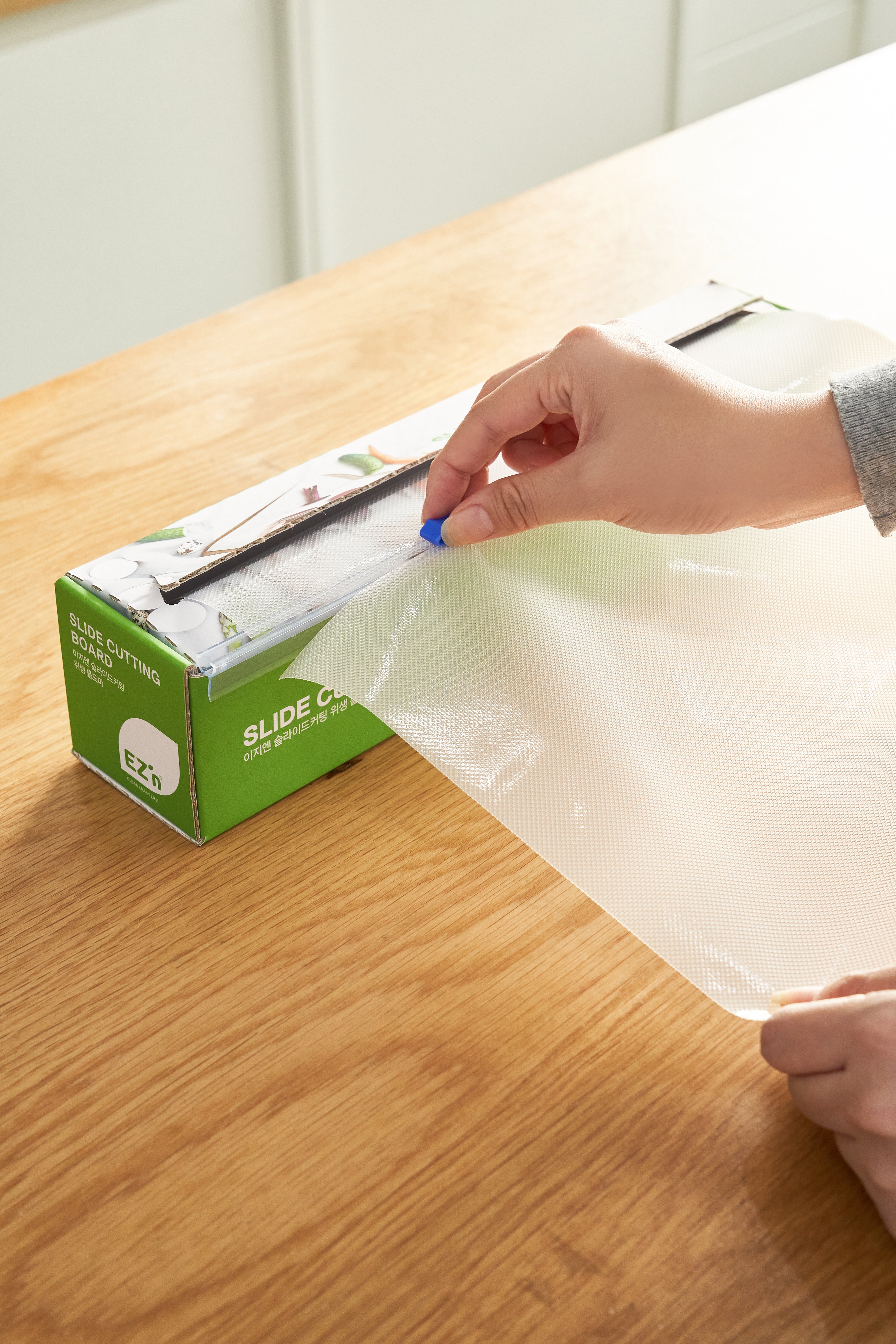 D. [EZ'n]  Daily Bubble Dish Scrubber 9 rolls + Slide Cutting Board  &Gift